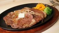 とろけるような食感と上質な脂の甘みを備えたA5ランクBMS11の龍樹ビーフのリブロースを、熱々の鉄板で焼き上げる贅沢な一皿。香り高いガーリックバターと濃厚なソースが味覚を包み込みます。