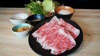 当店オリジナルの龍樹ポークを蒸す事により極上の柔らかさで！
自家製で一から作っている拘りのゴマダレをランチ仕様にアレンジ。
暑い夏を乗り切るサッパリとした冷しゃぶ定食。