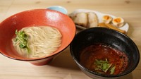 特別発注をかけた白パン粉と極限まで甘辛く煮詰めた黒カレー。
ランチ限定20食の極上メニュー。
ライス・ミニスープ・ミニサラダ付