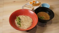 ミニスープ・ミニサラダ・ライス付きの
龍樹ポークの究極のとんかつ。低温調理でお肉を最大限に柔らかく。
白パン粉でサクサクの新食感をご堪能あれ。