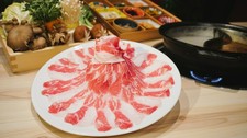 ９品のおばんざいと
９種類の鍋から選べる特性出汁で味わう2色鍋の
龍樹ポークコース。