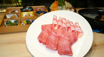 ９品のおばんざいと
９種類の鍋から選べる特性出汁で味わう2色鍋の
龍樹ポークコース。