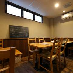 肩ひじ張らず気軽に楽しめる。シックなトーンでまとめた隠れ家