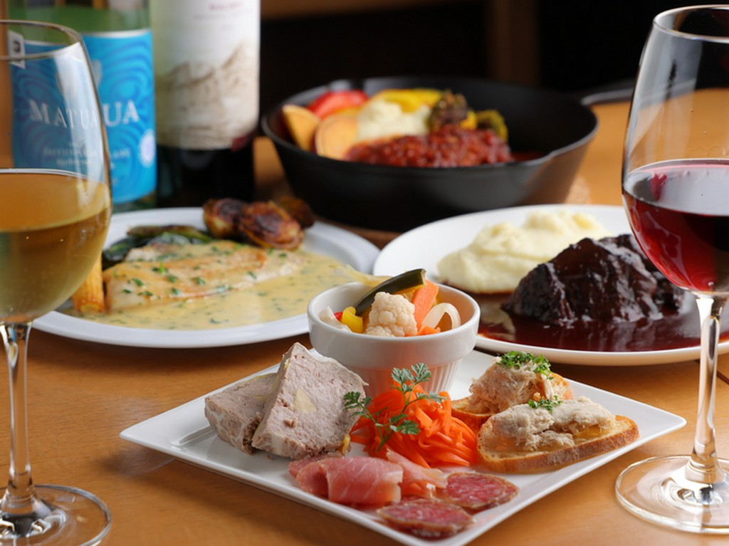 素材の味を引き出したビストロ料理は、ワインとの相性抜群