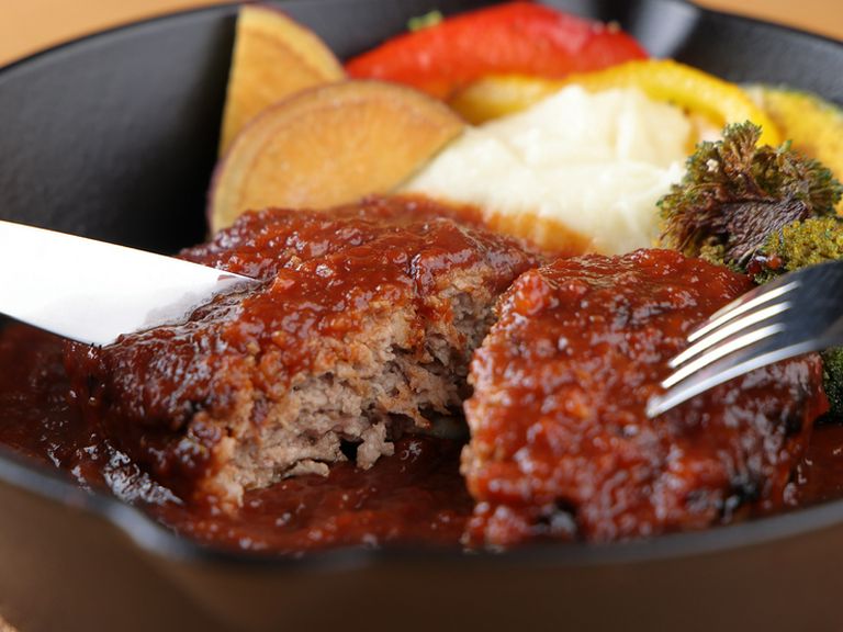 シェフのスペシャリテ『京中式熟成肉を使った特製ハンバーグ マッシュポテト赤ワイントマトソース』