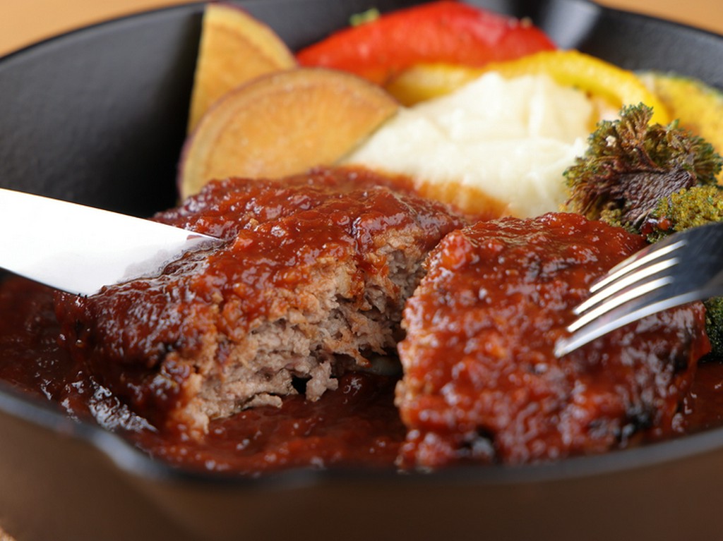 シェフのスペシャリテ『京中式熟成肉を使った特製ハンバーグ　マッシュポテト赤ワイントマトソース』