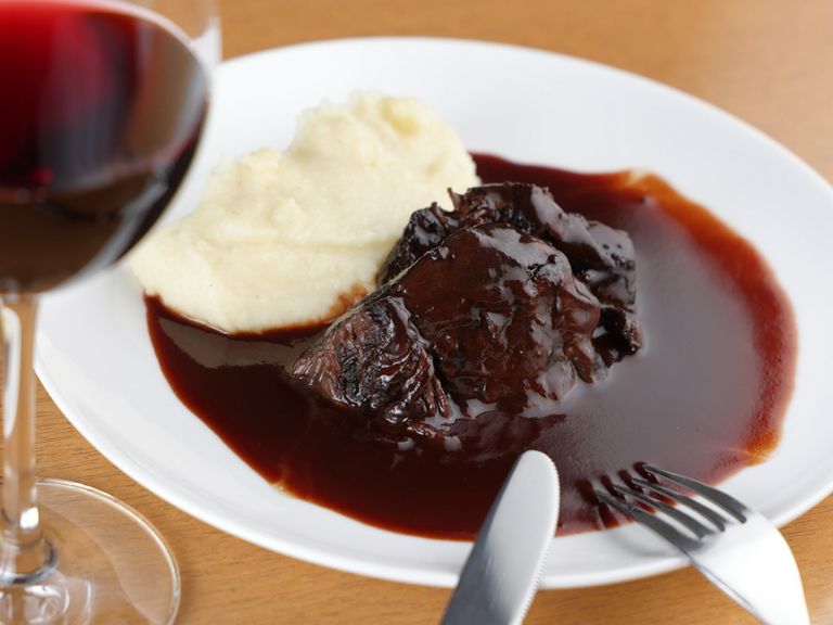 牛頬肉を赤ワインと香味野菜で柔らかく煮込んだ逸品『牛頬肉の赤ワイン煮込み』