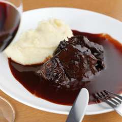 牛頬肉を赤ワインと香味野菜で柔らかく煮込んだ逸品『牛頬肉の赤ワイン煮込み』