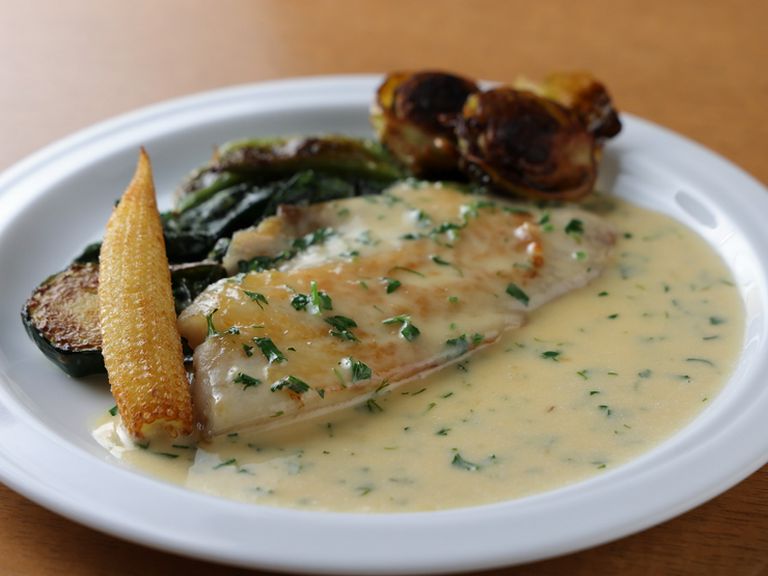 季節の味わいを楽しめる。旬の素材を活かしたフランス料理ベースの魚料理『本日の魚料理』
