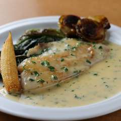 季節の味わいを楽しめる。旬の素材を活かしたフランス料理ベースの魚料理『本日の魚料理』