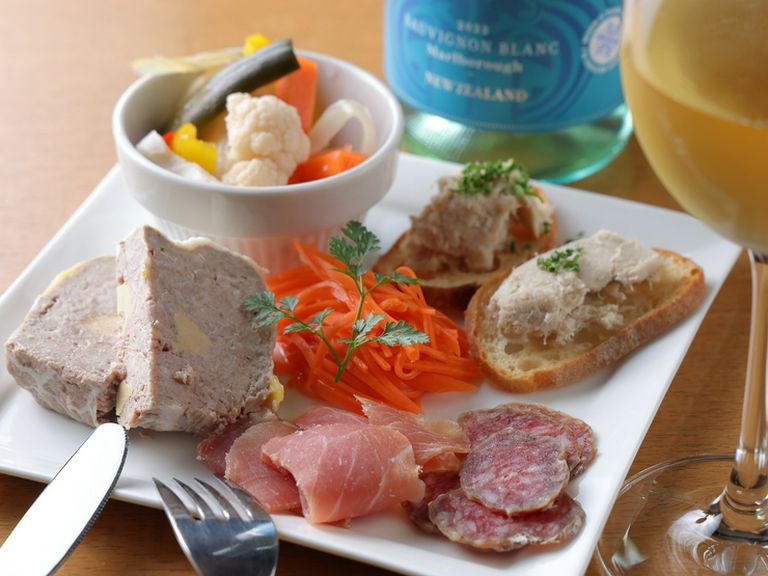 色々なものを少しずつ。多彩な味わいを堪能『 前菜盛り合わせ』