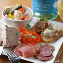 色々なものを少しずつ。多彩な味わいを堪能『 前菜盛り合わせ』