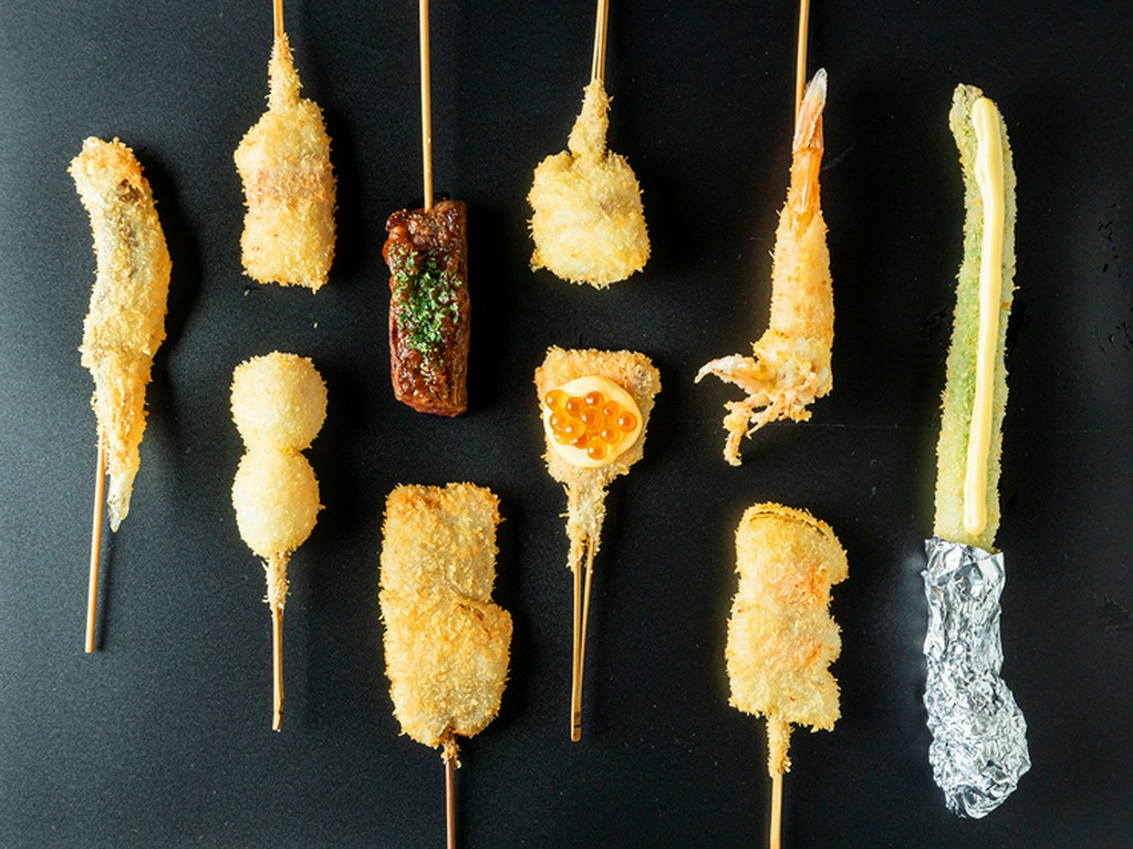 全国各地の食材を使った揚げたての串揚げ