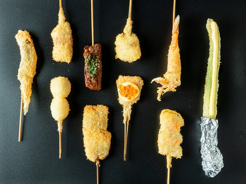 全国各地の食材を使った揚げたての串揚げ