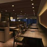 2階の座席。ゆとりのあるベンチシートは最大18名様でお使いいただけます。