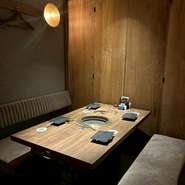 2階の個室。和モダンでシックな造りです。2名様からご利用いただけます。