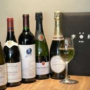 赤・白ワインは常時7種、リストに載らないオススメ銘柄を含めると20種以上が揃えられています。カリフォルニアやオーストラリアを中心に、フランスやチリ、スペインのワインが楽しめるのも魅力です。