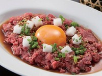 表面を炭火で香ばしく焼き上げた赤身肉のユッケ仕立て。