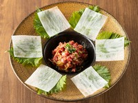 レアに仕上げた和牛のユッケ風に、キリッとしたお醤油と濃厚なロースの脂をまとわせた自慢の一皿。
大根と大葉で包んでいただくと余韻はとても爽やか。