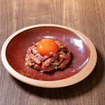 希少な国産のタンを卵とからめて特製醤油とともに。