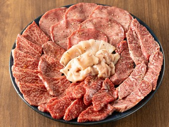 まずはこれ。選び抜かれた6種の極み肉『李昇盛り』