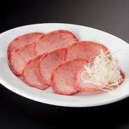 肉質を見極め一枚一枚丁寧にカットしました。 名物ネギ盛りと合わせてご賞味ください。