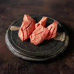 貴重な生の黒タン1本から、少量しか取れない柔らかな厚切りタン。