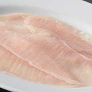 丁寧に薄切りした上質なミノをサッと炙ってお召し上がりください。