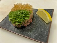 塩ユッケおいしさと薬味の香りが口いっぱいに広がります。