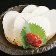 炭火で焼いた長芋を、 自家製の梅味噌と韓国海苔で包んでお召し上がりください。