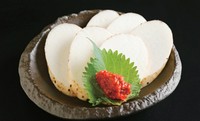炭火で焼いた長芋を、 自家製の梅味噌と韓国海苔で包んでお召し上がりください。