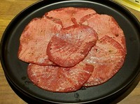 肉質を見極め一枚一枚丁寧にカットしました。名物ネギ盛りと合わせてご賞味ください。