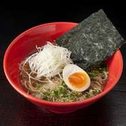 牛テールと節系出汁を合わせたWスープ。 たっぷりの白髪ネギがのった深みのある味。