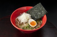 牛テールと節系出汁を合わせたWスープ。 たっぷりの白髪ネギがのった深みのある味。