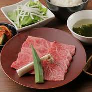 一番人気の和牛の組み合わせ。
しっとりした赤身と、適度な脂のカルビをご飯とともにほおばる喜びってありますよね。