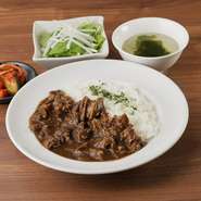 焼肉店だからできるすんごい量の和牛のスジを贅沢に煮込んだカレーです。