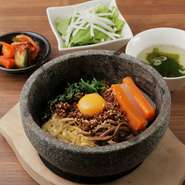 手作りナムルの素朴な味わいをふっくらご飯とともに楽しんでいただく
自慢のビビンパ。