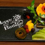 大切な記念日、誕生日、歓送迎におすすめ特製デザートプレート。前日までのご予約お願い致します。