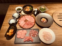 大皿盛り合わせを含むボリュームたっぷりのカジュアルなコースです。