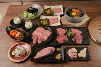 自慢の雲丹肉と和牛フィレステーキを含むフルコース。
フォーマルな会食やご接待のシーンもお任せください