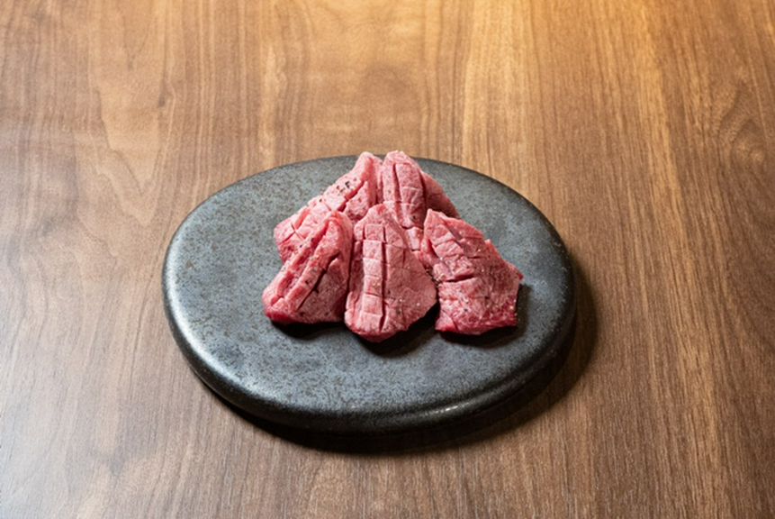 塩だけでわかる、肉の実力。黒毛和牛の特選タンのとろける旨み
