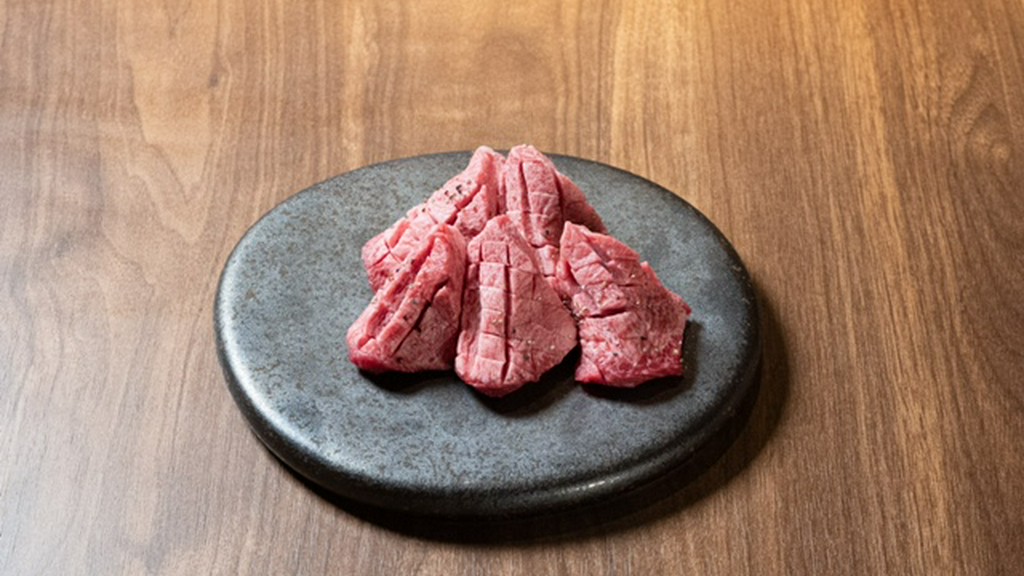 塩だけでわかる、肉の実力。黒毛和牛の特選タンのとろける旨み