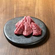 塩だけでわかる、肉の実力。黒毛和牛の特選タンのとろける旨み