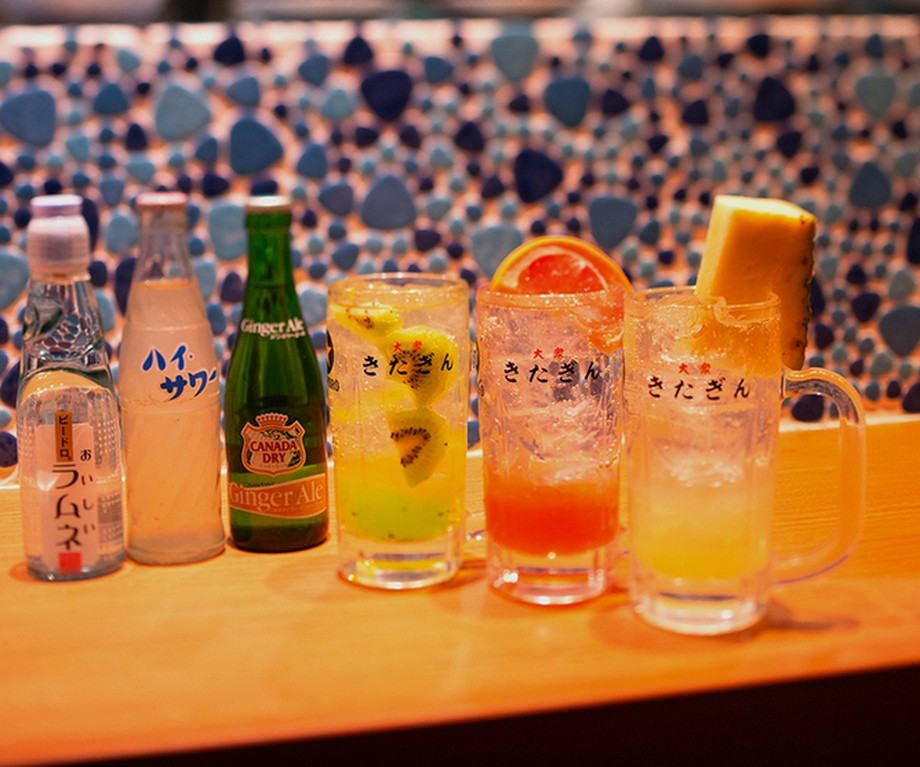 〈飲み物〉ドリンク数100種以上！圧巻なコスパと品揃えが自慢