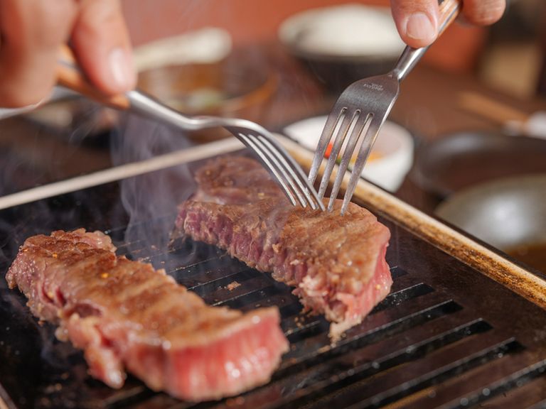 絶品ステーキはもちろん、すき焼きをメインに迎えたコースも用意