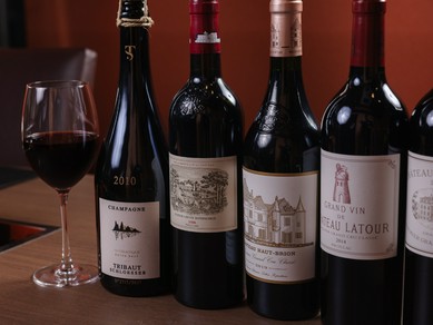 五大シャトーをはじめ、お肉をさらに味わい深くするワインを用意