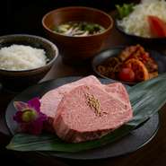 赤身肉の炭火焼きはいずれも自慢の逸品。さらにヒレ肉を堪能したい方や、【ぶりあん】をもっと楽しみたい方には、シャトーブリアンが主役を飾るコース料理がオススメです。