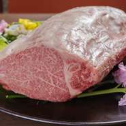 お肉はA5ランクの国産黒毛和牛を用意。品質を最優先するため、敢えて産地や銘柄を指定せず、常に当日のコンディションを第一にセレクトしています。