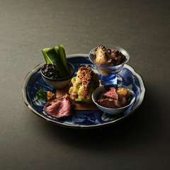 お一人様も歓迎。少し贅沢な“蕎麦前”を楽しめる場所