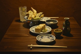 旬のお刺身や逸品料理。
〆にお選び頂けるせいろ蕎麦。
お取り分け不要の会食などにおすすめのコースです。